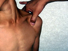 1）肩を上から触り、上腕骨骨頭の体躯側の関節を親指と人差し指で確認する。